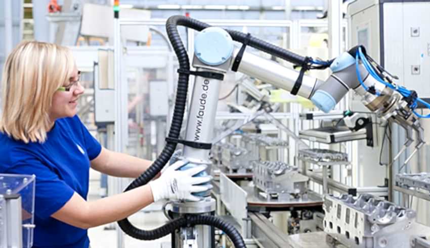 Robotlar Çalışanları İşinden Etmiyor, Çalışanların Yeni Beceriler Kazanmasını Sağlıyor